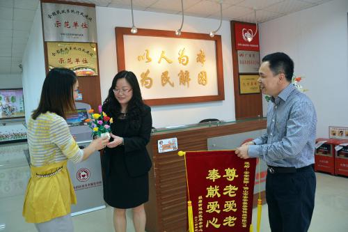 尊老爱老，奉献爱心 ——佛山市Z6尊龙美容保健品有限公司“敬老、爱老” 送产品活动